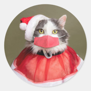 Pegatina Redonda Feliz gato navideño con traje de Papá Noel y másca