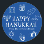 Pegatina Redonda Feliz Hanukkah azul personalizado blanco texto lin<br><div class="desc">Feliz Hanukkah,  regalo de personalizar de apellido a favor de los pegatinas. ¡Feliz Hanukkah,  Feliz Chanukah,  Hanukkah Sameach!,  Chag Sameach!,  Chag Urim Sameach. Azul y blanco</div>