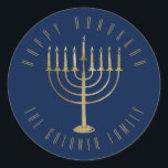 Pegatina Redonda Feliz Hanukkah 'Blue Gold Menorah Holiday<br><div class="desc">Este pegatina presenta una menorah de color oro sobre un fondo azul marino. El mensaje de arriba dice "Feliz Hanukkah". Debajo de la menorah hay un lugar para el nombre de tu familia que puedes personalizar o eliminar si quieres.</div>