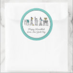Pegatina Redonda Feliz Hanukkah desde Nueva York, NYC Chanukah<br><div class="desc">El Design presenta un original ilustracion con lápiz y tinta de varios monumentos de la ciudad de Nueva York, incluyendo la Estatua de la Libertad, el Arco de Washington Square y el Puente de Brooklyn, "vestido" para la temporada de fiestas. Ideal para celebrar Hanukkah y las fiestas judías. Este diseño...</div>