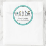 Pegatina Redonda Feliz Hanukkah desde Nueva York, NYC Chanukah<br><div class="desc">El Design presenta un original ilustracion con lápiz y tinta de varios monumentos de la ciudad de Nueva York, incluyendo la Estatua de la Libertad, el Arco de Washington Square y el Puente de Brooklyn, "vestido" para la temporada de fiestas. Ideal para celebrar Hanukkah y las fiestas judías. Este diseño...</div>