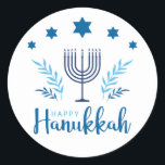Pegatina Redonda Feliz Hanukkah Menorah Stars<br><div class="desc">Felices pegatinas de Hanukkah son geniales de usar en papelería y regalos. Estos pegatinas Happy Hanukkah cuentan con una menorah de 7 ramas,  chanukkiah,  con estrellas azules,  ramas de olivo y otros elementos en azul claro y oscuro.</div>