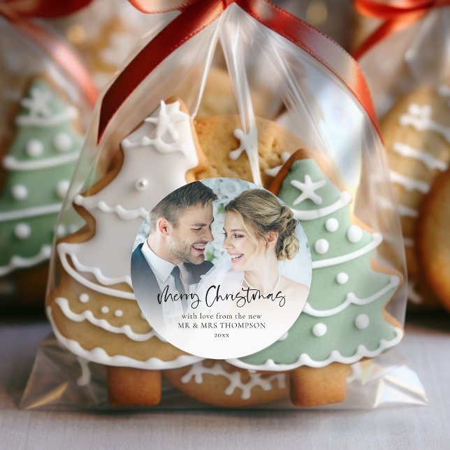 Pegatina Redonda Feliz Navidad desde recién casados Foto superpuest (For your festive wedding favors, and first married christmas gifts and mailings)