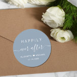 Pegatina Redonda Feliz Nunca Después De Un Boda Azul Dusto<br><div class="desc">pegatina azul polvoriento de moda para sus invitaciones bodas y recepciones, guardar las fechas, la cena de ensayo, fiestas de compromiso, duchas de parejas y otras celebraciones bodas que incluyen "Feliz eterno después" en una moderna tipografía blanca simple y un elegante guión blanco con toques, tus primeros nombres unidos por...</div>