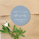 Pegatina Redonda Feliz Nunca Después De Un Fiesta Dusty Boda Azul<br><div class="desc">Un pegatina azul polvoriento de moda para las invitaciones,  favores y correspondencia con "Feliz eterno después del Fiesta" en una mezcla de tipografía blanca moderna y simple y un elegante guión blanco con toques,  sus nombres unidos por un corazón y su fecha de recepción.</div>