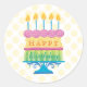 Pegatina Redonda Feliz pastel de cumpleaños con puntos amarillos Pe (Anverso)