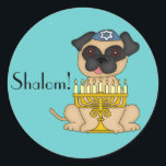 Pegatina Redonda Feliz perro de Hanukkah-Pug con Menorah<br><div class="desc">Este muy lindo pegatina tiene un pequeño perro Pug,  con un himulke azul con una Estrella de David y una Menora sentada frente a él. Puede personalizar el texto de "¡Shalom!" si lo desea,  o borrar.</div>