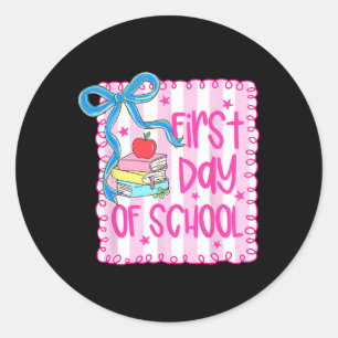 Pegatina Redonda Feliz Primer Día De Colegio Lazo Coquette De Niña