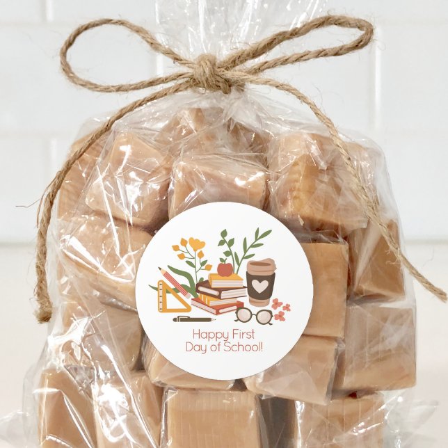 Pegatina Redonda Feliz Primer Día de Escuela (Use this sticker on bags or envelopes for a cute back to school treat.)