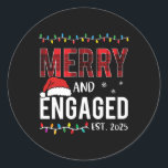 Pegatina Redonda Feliz Y Comprometido 2025 Christma De Plata Roja C<br><div class="desc">Pareja De Navidades De Comportamiento De Papas Rojas De 2025 Con Feliz Y Comprometido</div>