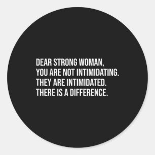 Pegatina Redonda Feminista por elección de una mujer fuerte