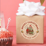 Pegatina Redonda Ferry Christmas Baking Bunny Family Round<br><div class="desc">¿Te gusta regalar regalos caseros a amigos, familiares y colegas? Si es así, lleve su envase regalo a un nuevo nivel. Este pegatina muy lindo puede ir a bolsas, cajas, latas y jarras. La familia de conejos realmente dulce vestida con colores Navidades y la topografía lo dice todo. ¡Pónganse a...</div>