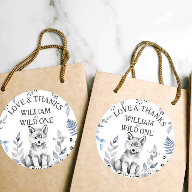 Pegatina Redonda Festividad de cumpleaños temática de un lobo salva (Wolf themed birthday party favor gift stickers cute grey wolf cub thank you stickers woodlands)