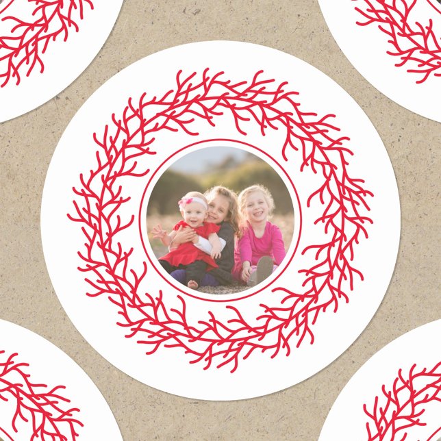 Pegatina Redonda Festividad Escandinava Wreath Festividad Roja y Bl (Scandinavian wreath personalized photo red and white Christmas or Holiday round sticker)