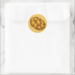 Pegatina Redonda Festividad judía con trenzas de pan Challah Hanukk<br><div class="desc">Pegatinas presentan un original ilustracion de marcador de una hogaza de pan de jalá recién horneado en un fondo amarillo. ¿No ves lo que estás buscando? ¿Necesita ayuda con la personalización? Haga clic en "preguntar a este diseñador" para tener algo creado sólo para usted.</div>