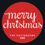 Pegatina Redonda Festividad Red Round Merry Christmas Sticker<br><div class="desc">Una forma bonita de vestir tus sobres,  agrega esta versátil etiqueta de círculo de "Feliz Navidad" a tus tarjetas y saludos de Navidad. Con la moderna tipografía cursiva,  esta encantadora pegatina navideña en rojo y blanco es un favorito perenne para adornar sobre o regalos.</div>