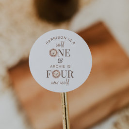 Pegatina Redonda Fiesta Conjunta Salvaje Uno y Cuatro