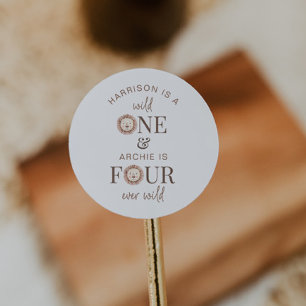 Pegatina Redonda Fiesta Conjunta Salvaje Uno y Cuatro