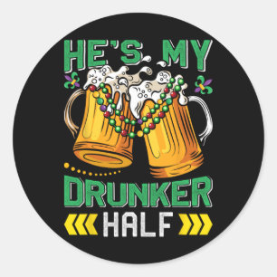 Pegatina Redonda Fiesta de Carnaval es mi mujer ebria Mardi Gr