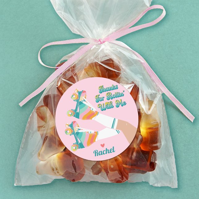 Pegatina Redonda Fiesta de cumpleaños de patinaje sobre patinaje so (Decorate a treat bag for your birthday party guests with this retro rollerskating sticker.)