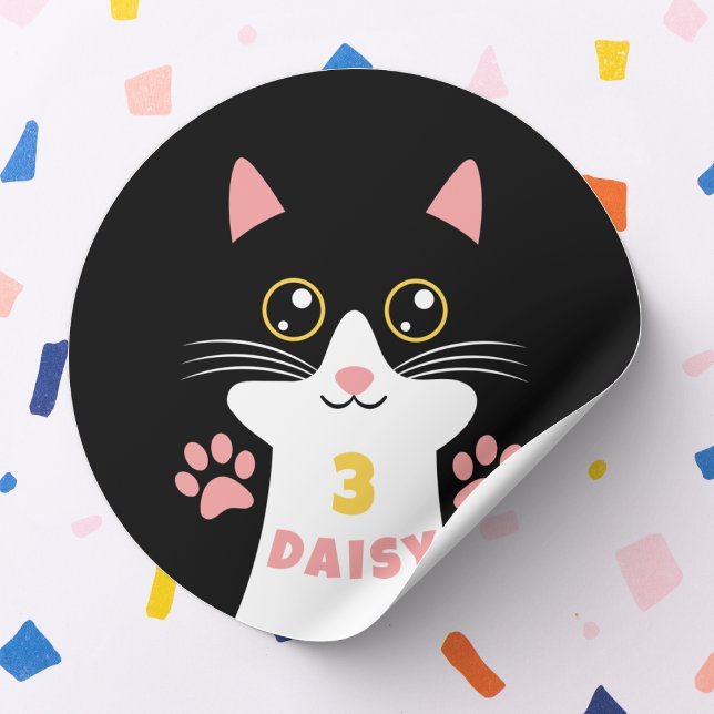 Pegatina Redonda Fiesta de cumpleaños de un niño de gatos de Kitty (cute kitty cat sticker with custom name and age. perfect for birthday parties and bday party favors)
