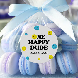 Pegatina Redonda Fiesta de cumpleaños de un tipo feliz sonriendo