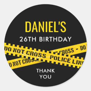 Pegatina Redonda Fiesta de Cumpleaños en la Escena del Crimen con C