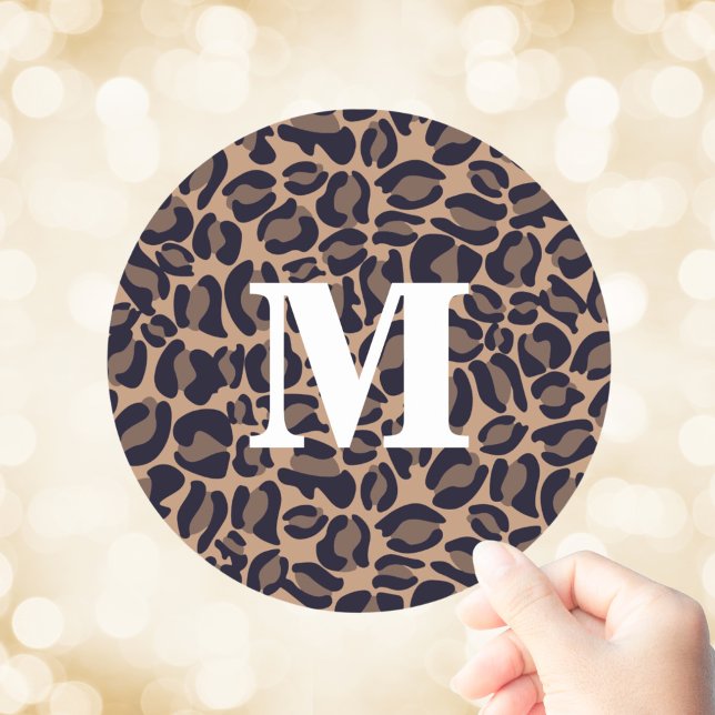 Pegatina Redonda Fiesta de selva clásica monograma de impresión Leo (Leopard Print Monogram Leopard Spots Jungle Safari Classic Round Sticker
)