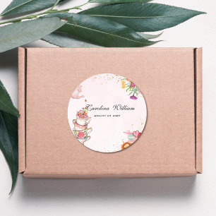 Pegatina Redonda Fiesta de té con flores rosadas El bebé se está pr
