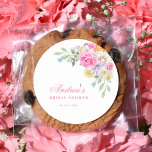 Pegatina Redonda Fiesta de té de color rosa Bloom Garden ducha de n<br><div class="desc">Disfrute de su ducha de novia con estos pegatinas elegantes y vibrantes,  con textos personalizados y flores de colores. Añade fácilmente tus detalles haciendo clic en la opción "personalizar".</div>