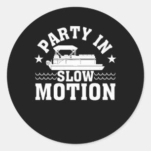 Pegatina Redonda Fiesta En Movimiento Lento Pontoon Bote Lover