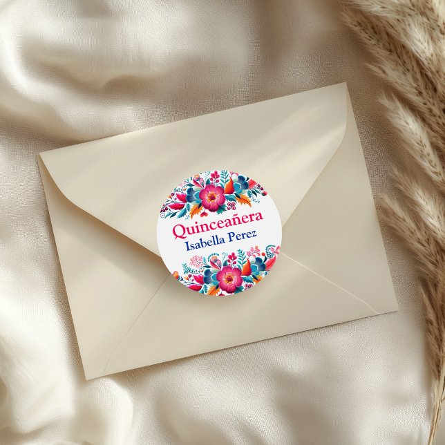 Pegatina Redonda Fiesta floral Quinceanera blanca mexicana (Floral Quinceanera White Mexican Fiesta Classic Round Sticker on an elegant envelope.)