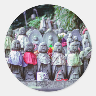 Pegatina Redonda Filas de pequeñas estatuas de monjes Jizo con babe