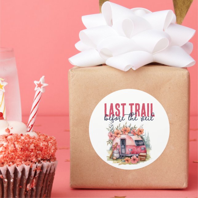 Pegatina Redonda Fin de semana de despedida de soltera en Glamping  (Fiesta)