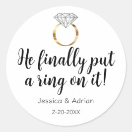 Pegatina Redonda Finalmente Le Puso un Anillo de Diamantes Boda Oro