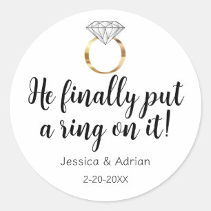 Pegatina Redonda Finalmente Le Puso un Anillo de Diamantes Boda Oro
