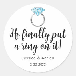Pegatina Redonda Finalmente puso un anillo en el Boda del diamante