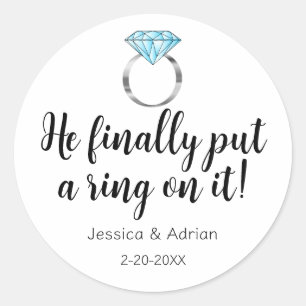 Pegatina Redonda Finalmente puso un anillo en el Boda del diamante