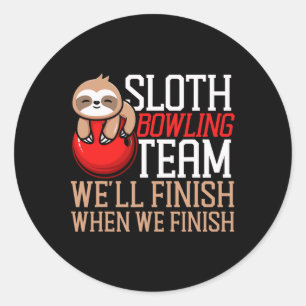 Pegatina Redonda Finis el divertido equipo de boliche Sloth Bowling