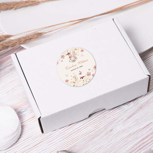 Pegatina Redonda Flor silvestre un bebé está preparando té fiesta d (Subido por el creador)