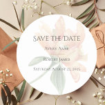 Pegatina Redonda Floral Acuarela Rústica<br><div class="desc">Esta etiqueta de "Save the Date" es simplemente elegancia rústica con tipografía simple pero bonita en un fondo blanco fresco y una peonía translúcida. Neutral y clásico. Perfecto para cualquier tema de boda. Simplicidad en su mejor momento. Sencilla elegancia. Me ha gustado crear este diseño para su día especial. 100%...</div>