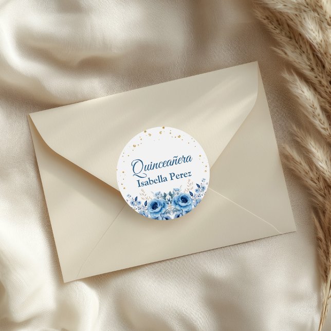 Pegatina Redonda Floral azul claro y Purpurina de oro Quinceanera (Light Blue Floral and Gold Glitter Quinceanera Classic Round Sticker on an elegant envelope.)