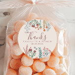 Pegatina Redonda Floral Boho Wildflower Wedding Favor<br><div class="desc">Este hermoso y moderno conjunto de pegatinas de novios presenta fantásticos ilustraciones de flores silvestres, con 'Gracias' en elegante tipografía y espacio para añadir los nombres de los recién casados' y una fecha boda. La paleta neutra de este diseño lo convierte en una elección ideal para bodas de verano, bodas...</div>
