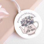 Pegatina Redonda Floral Teapot Girly Birthday Tea Fiesta<br><div class="desc">Mejore su fiesta de té de cumpleaños con nuestros encantadores pegatinas de fiesta de té personalizados. Con un encantador diseño de tetera floral y las palabras "Let's Fiesta", estos pegatinas le agregan un toque de elegancia a su celebración. Puede personalizarlos fácilmente con el nombre del chica de cumpleaños, convirtiéndolo en...</div>