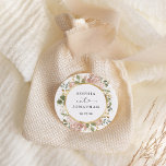 Pegatina Redonda Floral y oro de acuarela neutra | BODA<br><div class="desc">Estos elegantes pegatinas de boda presentan un marco circular geométrico de oro falso rodeado de flores neutras de color acuático y exuberante en tonos neutros,  como melocotón beige,  rosa polvoriento y verde suave con acentos y hojas de oro. Un impresionante estilo boho floral sobre un simple fondo blanco.</div>