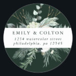 Pegatina Redonda Flores de Algodón y Siempre Verde Elegante Direcci<br><div class="desc">Este adhesivo redondo presenta vegetación invernal pintada a mano,  flores de algodón con texturas doradas y acuarelas. Para una personalización más avanzada de este diseño,  haga clic en el enlace "personalizar más". También están disponibles artículos que coinciden.</div>