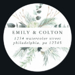 Pegatina Redonda Flores de Algodón y Siempreverde Elegante Direcció<br><div class="desc">Esta etiqueta redonda presenta vegetación invernal pintada a mano,  flores de algodón con texturas doradas y acuarelas. Para una personalización más avanzada de este diseño,  haga clic en el enlace "personalizar más". También están disponibles artículos que coinciden.</div>