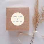 Pegatina Redonda Flores de bodas de mediados del siglo | Crema<br><div class="desc">Aumente su decoración boda con nuestro Pegatina redondo clásico crema de flores de matrimonio de mediados del siglo. Inspirado en la elegancia atemporal del diseño de mediados de siglo, este pegatina presenta delicados motivos florales en un tono crema, añadiendo un toque sofisticado a cualquier superficie. Perfecto para sellar sobres, adornar...</div>