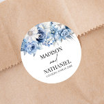 Pegatina Redonda Flores de flores azules deslumbrantes Boda Jardín<br><div class="desc">¡Estas son las Flores Florales Azules Dusty Fiesta de Bodas Jardín Favor Pegatinas!</div>