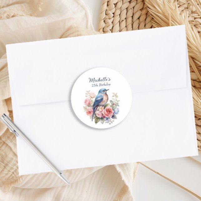 Pegatina Redonda Flores rosa pájaro azul 75 cumpleaños (Blue bird pink floral birthday party envelope seal sticker)